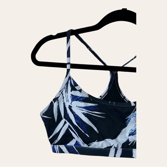 1166. Fabletics ELLIE SPORTS BRA HAWAIIAN TROPICAL PRINT BLUE/WHITE/BLACK - Picture 3 of 7
